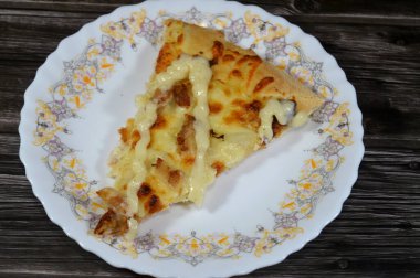 Dilimlenmiş tavuk parçaları, mozzarella peyniri, zeytinyağı, taze otlar, çiftlik sosu, domates sosu, İtalyan mutfağı pizzası, seçici odak noktası.