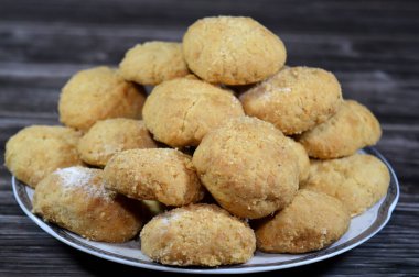 El-Fitr bayramını kutlamak için geleneksel Arap kurabiyeleri, Mısırlı Kahk genellikle pudra şekerle kaplanmış ve fındık, fındık, ajamiya, ceviz ve Malban ile doldurulmuş.