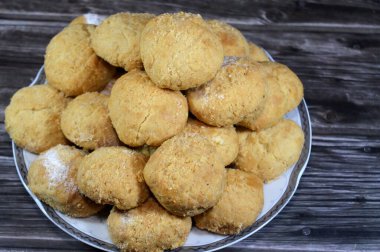 El-Fitr bayramını kutlamak için geleneksel Arap kurabiyeleri, Mısırlı Kahk genellikle pudra şekerle kaplanmış ve fındık, fındık, ajamiya, ceviz ve Malban ile doldurulmuş.