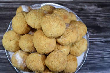 El-Fitr bayramını kutlamak için geleneksel Arap kurabiyeleri, Mısırlı Kahk genellikle pudra şekerle kaplanmış ve fındık, fındık, ajamiya, ceviz ve Malban ile doldurulmuş.