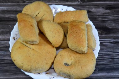 El-Fitr bayramını kutlamak için Arap geleneksel kurabiyeleri, Ajwa agwa tarihleriyle doldurulmuş Mısır kurabiyeleri, kutlamalarda çok popüler olan Mısırlı Mamoul feteer.