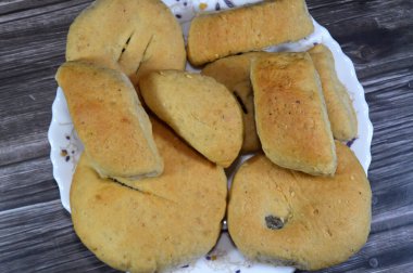 El-Fitr bayramını kutlamak için Arap geleneksel kurabiyeleri, Ajwa agwa tarihleriyle doldurulmuş Mısır kurabiyeleri, kutlamalarda çok popüler olan Mısırlı Mamoul feteer.