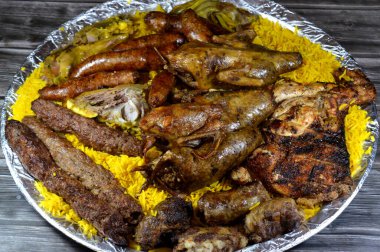 Mısırlı Hamam Mahshi veya güvercin dolması, Kufta bifteği, kofta şiş kıyma, Basmati pilavı, ızgara tavuk, kuzu eti ve pirzola, doldurulmuş mumya sosisi.