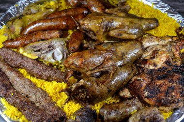 Mısırlı Hamam Mahshi veya güvercin dolması, Kufta bifteği, kofta şiş kıyma, Basmati pilavı, ızgara tavuk, kuzu eti ve pirzola, doldurulmuş mumya sosisi.