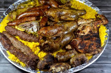 Mısırlı Hamam Mahshi veya güvercin dolması, Kufta bifteği, kofta şiş kıyma, Basmati pilavı, ızgara tavuk, kuzu eti ve pirzola, doldurulmuş mumya sosisi.