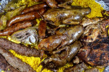 Mısırlı Hamam Mahshi veya güvercin dolması, Kufta bifteği, kofta şiş kıyma, Basmati pilavı, ızgara tavuk, kuzu eti ve pirzola, doldurulmuş mumya sosisi.