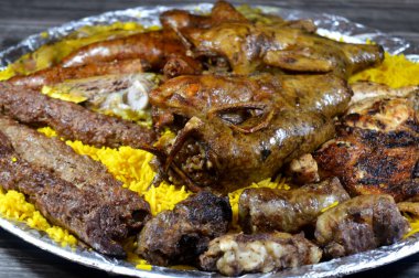 Mısırlı Hamam Mahshi veya güvercin dolması, Kufta bifteği, kofta şiş kıyma, Basmati pilavı, ızgara tavuk, kuzu eti ve pirzola, doldurulmuş mumya sosisi.