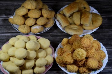 Geleneksel Arap kurabiyelerinin karışımı İslami bayramları kutlamak için El-Fitr ziyafeti, Mısır 'ın Ghoriba' sı, Mısır 'ın pudra şekerli Kahk' ı, reçel ve feter kurabiyeleriyle dolu minyon dört (mignardises)