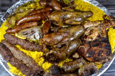 Mısırlı Hamam Mahshi veya güvercin dolması, Kufta bifteği, kofta şiş kıyma, Basmati pilavı, ızgara tavuk, kuzu eti ve pirzola, doldurulmuş mumya sosisi.