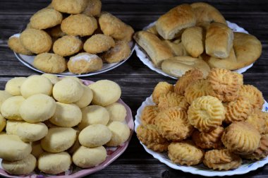Geleneksel Arap kurabiyelerinin karışımı İslami bayramları kutlamak için El-Fitr ziyafeti, Mısır 'ın Ghoriba' sı, Mısır 'ın pudra şekerli Kahk' ı, reçel ve feter kurabiyeleriyle dolu minyon dört (mignardises)