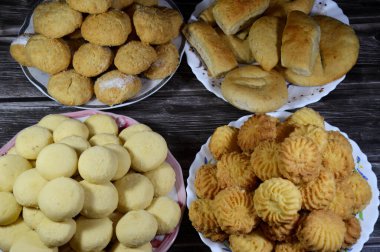 Geleneksel Arap kurabiyelerinin karışımı İslami bayramları kutlamak için El-Fitr ziyafeti, Mısır 'ın Ghoriba' sı, Mısır 'ın pudra şekerli Kahk' ı, reçel ve feter kurabiyeleriyle dolu minyon dört (mignardises)