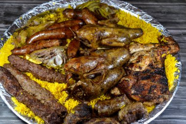 Mısırlı Hamam Mahshi veya güvercin dolması, Kufta bifteği, kofta şiş kıyma, Basmati pilavı, ızgara tavuk, kuzu eti ve pirzola, doldurulmuş mumya sosisi.