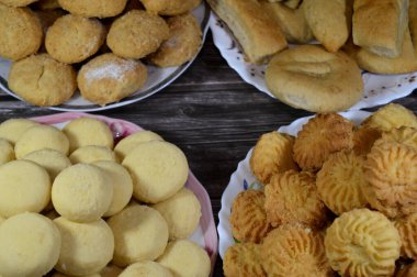 Geleneksel Arap kurabiyelerinin karışımı İslami bayramları kutlamak için El-Fitr ziyafeti, Mısır 'ın Ghoriba' sı, Mısır 'ın pudra şekerli Kahk' ı, reçel ve feter kurabiyeleriyle dolu minyon dört (mignardises)