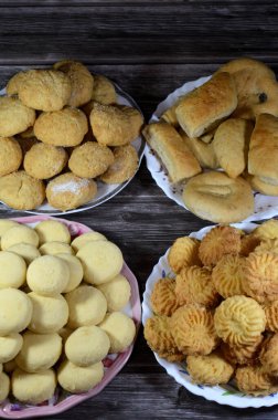 Geleneksel Arap kurabiyelerinin karışımı İslami bayramları kutlamak için El-Fitr ziyafeti, Mısır 'ın Ghoriba' sı, Mısır 'ın pudra şekerli Kahk' ı, reçel ve feter kurabiyeleriyle dolu minyon dört (mignardises)