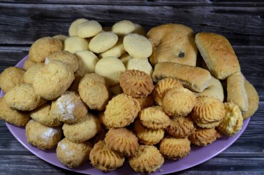 Geleneksel Arap kurabiyelerinin karışımı İslami bayramları kutlamak için El-Fitr ziyafeti, Mısır 'ın Ghoriba' sı, Mısır 'ın pudra şekerli Kahk' ı, reçel ve feter kurabiyeleriyle dolu minyon dört (mignardises)