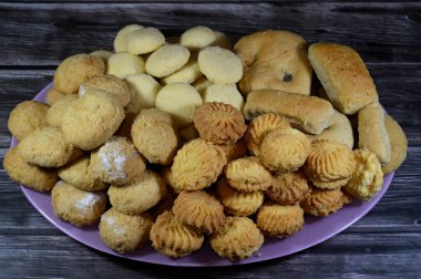Geleneksel Arap kurabiyelerinin karışımı İslami bayramları kutlamak için El-Fitr ziyafeti, Mısır 'ın Ghoriba' sı, Mısır 'ın pudra şekerli Kahk' ı, reçel ve feter kurabiyeleriyle dolu minyon dört (mignardises)