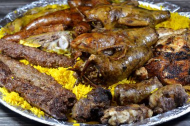 Mısırlı Hamam Mahshi veya güvercin dolması, Kufta bifteği, kofta şiş kıyma, Basmati pilavı, ızgara tavuk, kuzu eti ve pirzola, doldurulmuş mumya sosisi.