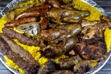 Mısırlı Hamam Mahshi veya güvercin dolması, Kufta bifteği, kofta şiş kıyma, Basmati pilavı, ızgara tavuk, kuzu eti ve pirzola, doldurulmuş mumya sosisi.