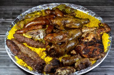 Mısırlı Hamam Mahshi veya güvercin dolması, Kufta bifteği, kofta şiş kıyma, Basmati pilavı, ızgara tavuk, kuzu eti ve pirzola, doldurulmuş mumya sosisi.