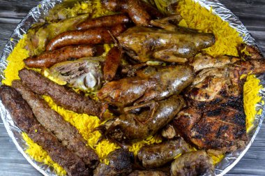 Mısırlı Hamam Mahshi veya güvercin dolması, Kufta bifteği, kofta şiş kıyma, Basmati pilavı, ızgara tavuk, kuzu eti ve pirzola, doldurulmuş mumya sosisi.