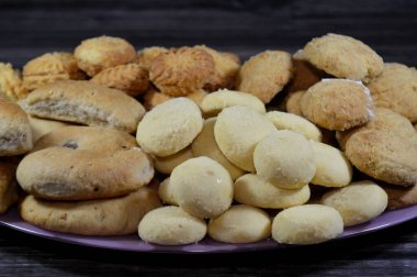 Geleneksel Arap kurabiyelerinin karışımı İslami bayramları kutlamak için El-Fitr ziyafeti, Mısır 'ın Ghoriba' sı, Mısır 'ın pudra şekerli Kahk' ı, reçel ve feter kurabiyeleriyle dolu minyon dört (mignardises)