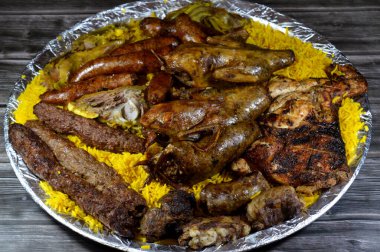 Mısırlı Hamam Mahshi veya güvercin dolması, Kufta bifteği, kofta şiş kıyma, Basmati pilavı, ızgara tavuk, kuzu eti ve pirzola, doldurulmuş mumya sosisi.