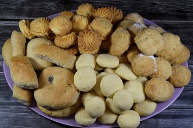Geleneksel Arap kurabiyelerinin karışımı İslami bayramları kutlamak için El-Fitr ziyafeti, Mısır 'ın Ghoriba' sı, Mısır 'ın pudra şekerli Kahk' ı, reçel ve feter kurabiyeleriyle dolu minyon dört (mignardises)