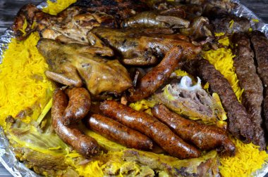 Mısırlı Hamam Mahshi veya güvercin dolması, Kufta bifteği, kofta şiş kıyma, Basmati pilavı, ızgara tavuk, kuzu eti ve pirzola, doldurulmuş mumya sosisi.