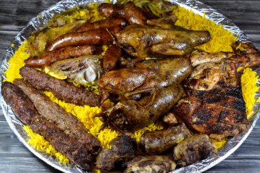 Mısırlı Hamam Mahshi veya güvercin dolması, Kufta bifteği, kofta şiş kıyma, Basmati pilavı, ızgara tavuk, kuzu eti ve pirzola, doldurulmuş mumya sosisi.