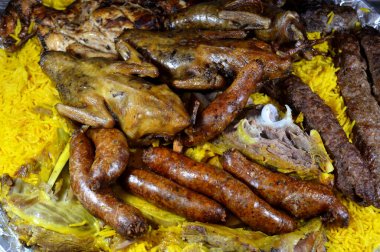 Mısırlı Hamam Mahshi veya güvercin dolması, Kufta bifteği, kofta şiş kıyma, Basmati pilavı, ızgara tavuk, kuzu eti ve pirzola, doldurulmuş mumya sosisi.