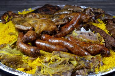 Mısırlı Hamam Mahshi veya güvercin dolması, Kufta bifteği, kofta şiş kıyma, Basmati pilavı, ızgara tavuk, kuzu eti ve pirzola, doldurulmuş mumya sosisi.