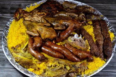 Mısırlı Hamam Mahshi veya güvercin dolması, Kufta bifteği, kofta şiş kıyma, Basmati pilavı, ızgara tavuk, kuzu eti ve pirzola, doldurulmuş mumya sosisi.