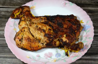 Kömürde ızgara tavuk ızgara Arap mutfağı, tarifi, nemli ve sulu ızgara bbq tavuğu yarısı genellikle pilav, salatalı makarna ya da seçici odaklanma ile servis edilir.