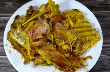 İyi pişmiş kuzu eti ve pirzola, Yemen 'in Hadhramaut bölgesinden gelen geleneksel Mandi yemeği, çukurda pişirilmiş baharat karışımı et ve Basmati pilavı ile servis edilen et, Mandi tabağı.