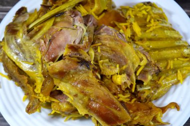 İyi pişmiş kuzu eti ve pirzola, Yemen 'in Hadhramaut bölgesinden gelen geleneksel Mandi yemeği, çukurda pişirilmiş baharat karışımı et ve Basmati pilavı ile servis edilen et, Mandi tabağı.