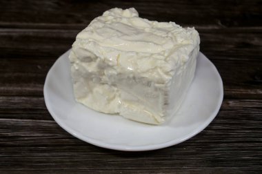 Az tuzlu beyaz peynir, salata, pizza, sandviç, makarna ve daha fazlasını hazırlamak için kullanılan çeşitli tariflere lezzetli bir karışım, bağışıklık ve metabolizmayı güçlendiren zengin besin ve proteinler.