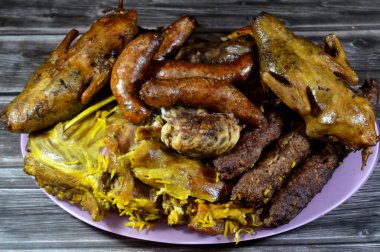 Doldurulmuş güvercin ya da Mısırlı Hamam Mahshi, biftek Kufta, kofta şiş kıyma, mangalda ızgara tavuk, iyi pişmiş kuzu eti ve kaburga, doldurulmuş mumya sosisi karışımı.