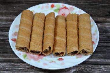 Fındıklı çikolata ezmesi kremalı rulo gofretler, fındıklı çikolata kremalı gofretler, kremalı çıtır çıtır gofret bisküviler, çay ve kahveyle tatlı atıştırmalıklar.