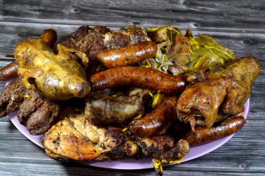 Doldurulmuş güvercin ya da Mısırlı Hamam Mahshi, biftek Kufta, kofta şiş kıyma, mangalda ızgara tavuk, iyi pişmiş kuzu eti ve kaburga, doldurulmuş mumya sosisi karışımı.