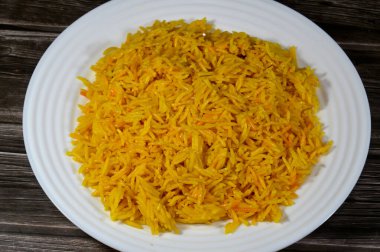 Sarı Basmati pilavı, Hindistan ve Pakistan 'da Hindistan altkıtası kökenli çeşitli uzun ve ince taneli aromatik pirinçtir.