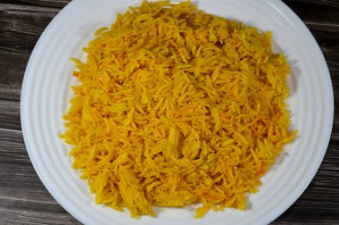 Sarı Basmati pilavı, Hindistan ve Pakistan 'da Hindistan altkıtası kökenli çeşitli uzun ve ince taneli aromatik pirinçtir.