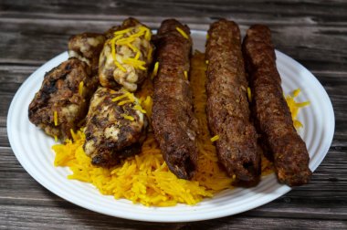 Geleneksel yemek bifteği Kofta, kebap ve tarb kufta kuzu yağına bulanmış et ızgarada kızartılmış ve ızgara Arap yemeği ile servis edilmiş sarı Basmati Hint pilavı.