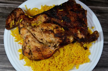 Izgara mangal kömürlü Arap mutfağı, tarifi, nemli ve sulu ızgara bbq tavuğu yarısı sarı Basmati pilavı ile servis edilen Basmati çeşitli uzun, ince taneli aromatik pirinçtir.