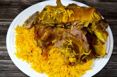 Yemen 'in Hadhramaut bölgesinden gelen geleneksel Mandi yemeği, bir çukurda pişirilmiş baharat karışımı ile et ve Basmati pilavı, et mandi tabağı, iyi pişmiş kuzu eti ve pirzola ile servis edilir.