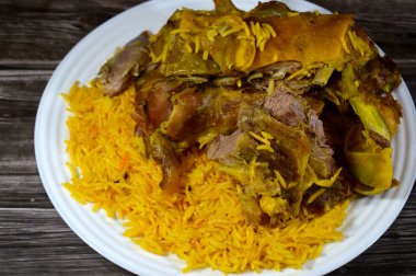 Yemen 'in Hadhramaut bölgesinden gelen geleneksel Mandi yemeği, bir çukurda pişirilmiş baharat karışımı ile et ve Basmati pilavı, et mandi tabağı, iyi pişmiş kuzu eti ve pirzola ile servis edilir.