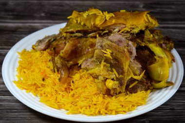 Yemen 'in Hadhramaut bölgesinden gelen geleneksel Mandi yemeği, bir çukurda pişirilmiş baharat karışımı ile et ve Basmati pilavı, et mandi tabağı, iyi pişmiş kuzu eti ve pirzola ile servis edilir.