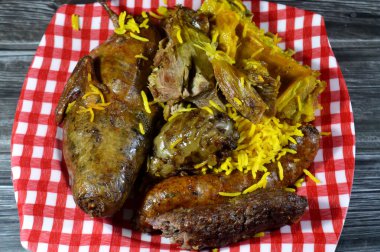 Mısır Hamamı Mahshi tabağı ya da güvercin dolması, Kufta bifteği, kofta katran şiş kıyma, Basmati pirinci, iyi pişmiş Mandi kuzu eti ve pirzola, doldurulmuş mumya sosisi.