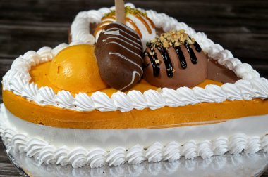 Dondurma ve çeşitli aromalı dondurmalar. Dondurma ve krema içinde kek katmanı olan çeşitli tatlar. Üzerinde karamel sosu olan mango, vanilya ve çikolata.