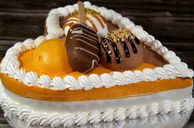 Dondurma ve çeşitli aromalı dondurmalar. Dondurma ve krema içinde kek katmanı olan çeşitli tatlar. Üzerinde karamel sosu olan mango, vanilya ve çikolata.