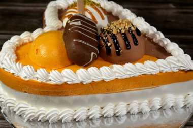 Dondurma ve çeşitli aromalı dondurmalar. Dondurma ve krema içinde kek katmanı olan çeşitli tatlar. Üzerinde karamel sosu olan mango, vanilya ve çikolata.